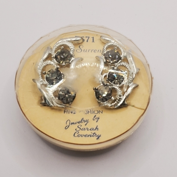 NOS VINTAGE SARAH COVENTRY COOL SURRENDER #7671 EARRINGS CLIP ON BOX JEWELRY NEW - Picture 2 of 12